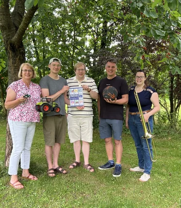 Fünf Menschen auf einer Wiese
