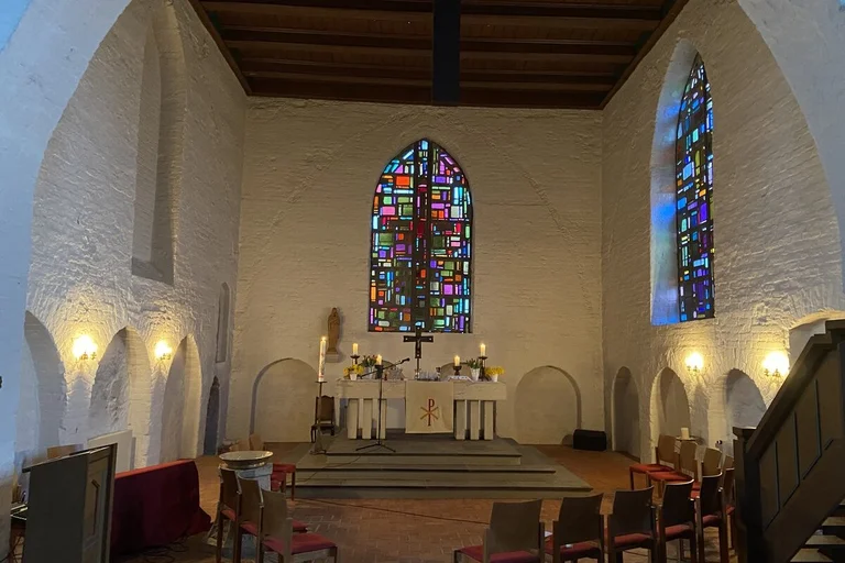 Kirche innen beleuchtet