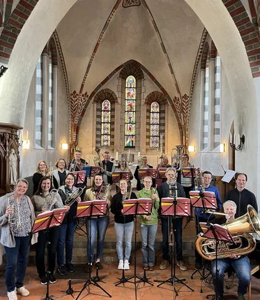 Ein Posaunenchor in einer Kirche.