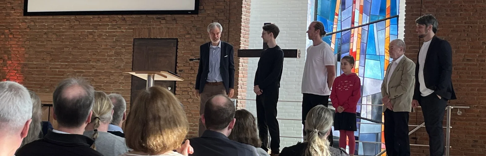 6 Menschen von jung bis alt in einer Kirche