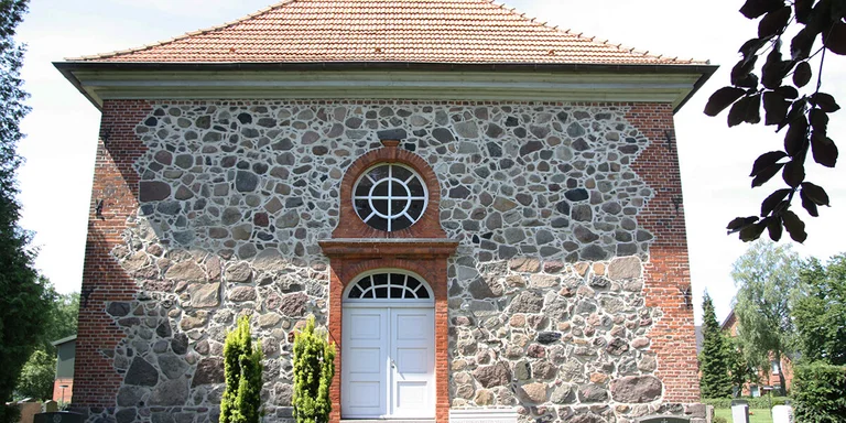 Der Eingang der St.-Andreas-Kirche in Sahms