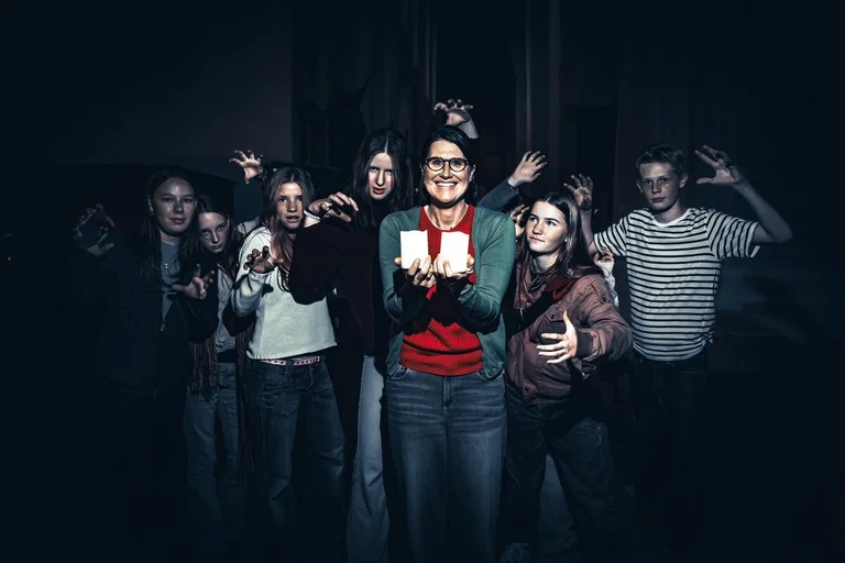 Menschen mit gruseligen Blicken in einer dunklen Kirche