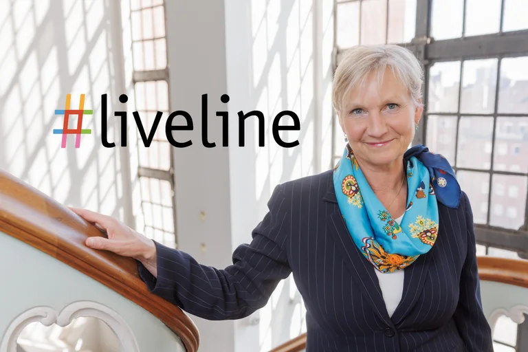 Frau Fehrs schaut lächelnd in die Kamera.