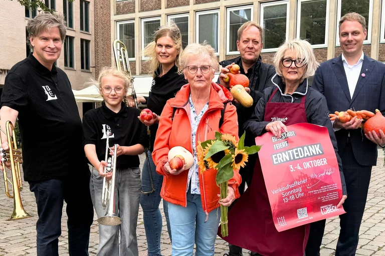 Eine Gruppe von Menschen mit reichlich Obst und Gemüse in den Händen