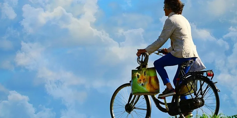 Frau auf dem Fahrrad