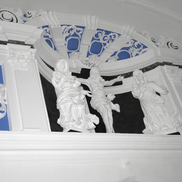 Nahaufnahme von Figuren der Chorscheidewand in St. Georg