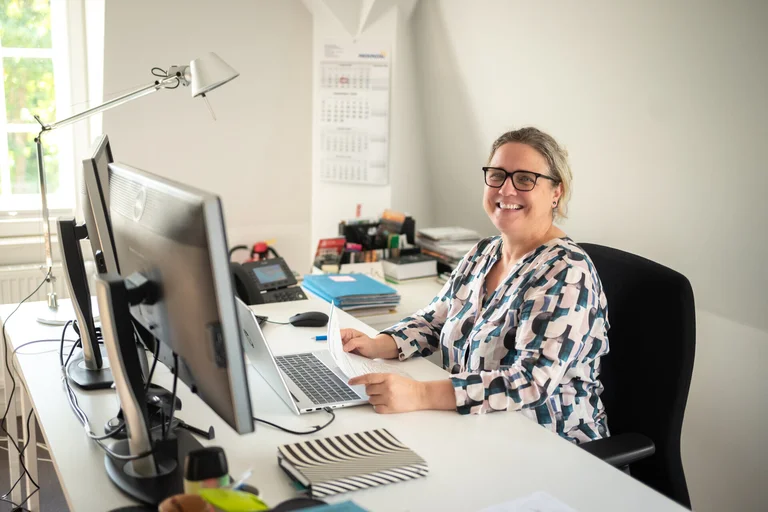 Eine Frau am Computer