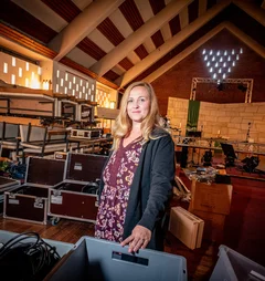 Pastorin Vanessa Poepping in der Auferstehungskirche mit technischem Equipment