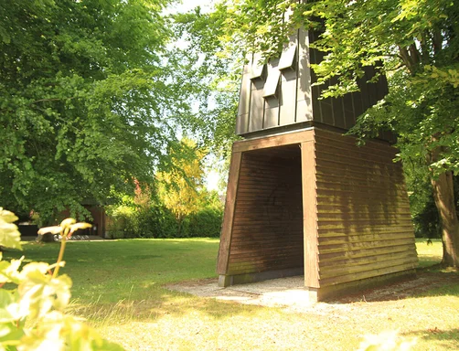 Der freistehende Glockenturm des Dietrich-Bonhoeffer-Hauses in Lauenburg