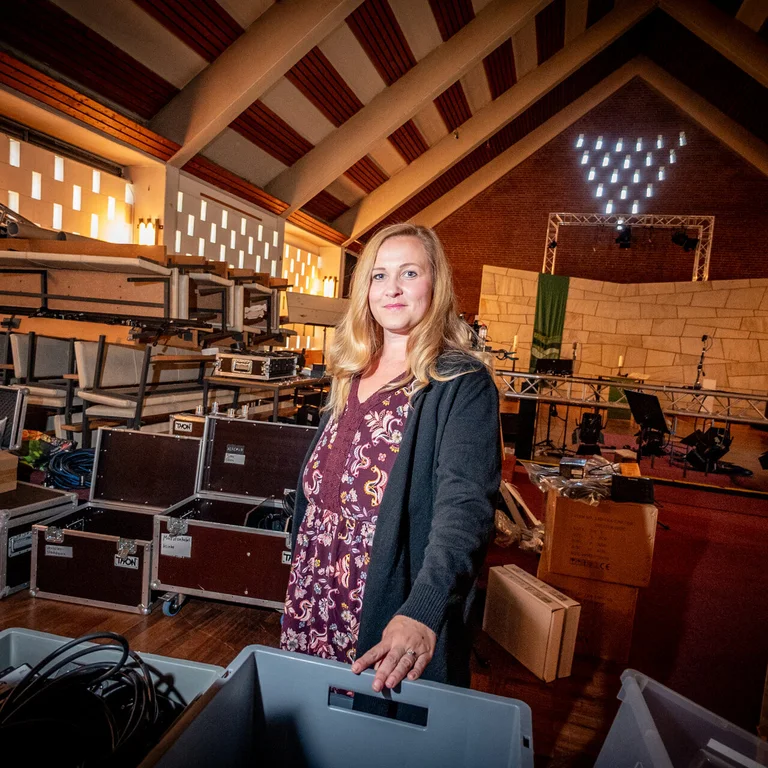 Pastorin Vanessa Poepping in der Auferstehungskirche mit technischem Equipment