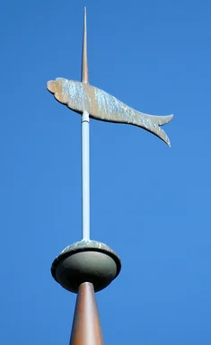 Die Turmspitze mit Wetterfisch von St. Johannis Siebeneichen