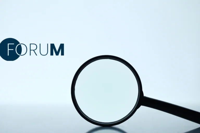 Ein Blick auf eine Lupe vor hellem Hintergrund 