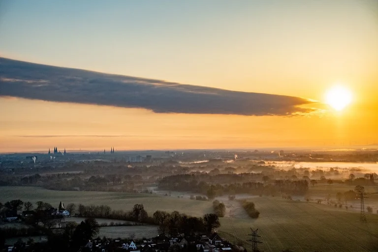 Sonnenaufgang aus der Vogelperspektive