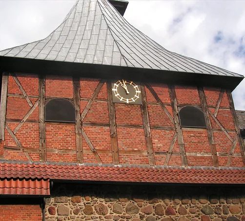 Der Turm von St. Dionys und St. Jakobus Lütau