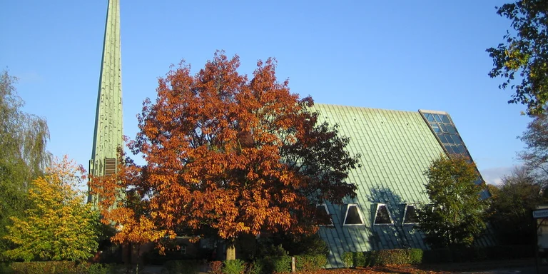 Außenansicht der Dreifaltigkeitskirche von der Seite mit freistehendem Turm
