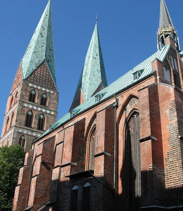 Außenansicht von St. Marien seitlich von unten