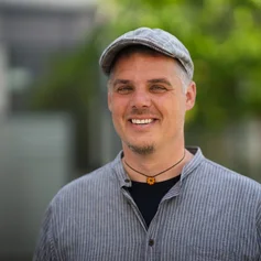 Mann lächelt in die Kamera