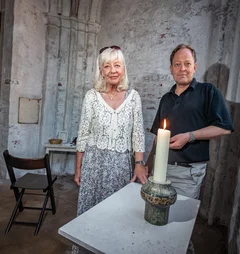 Ehrenamtliche Iris Engel und Pastor Robert Pfeifer in der Seelsorge-Kapelle von St. Marien neben einer Kerze