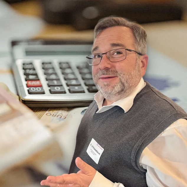 Ein Mann vor einem Taschenrechner