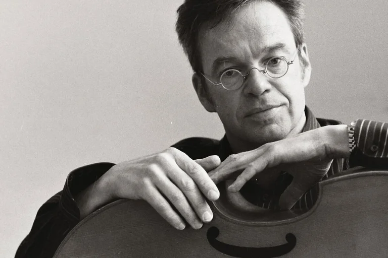 Claas Harders mit seiner Viola da Gamba