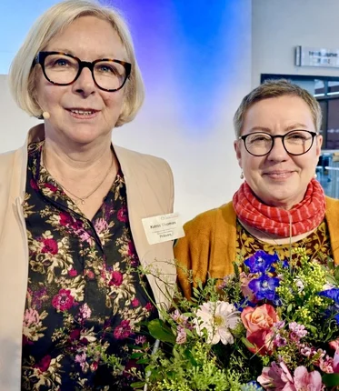 Zwei Frauen schauen in die Kamera