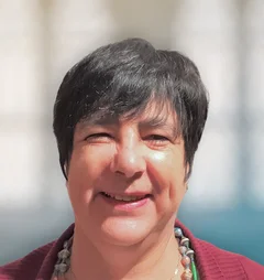 Eine Frau schaut in die Kamera