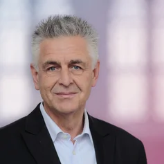 EinMann in einer Kirche 