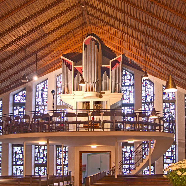 Beleuchtete Orgel auf einer Empore 