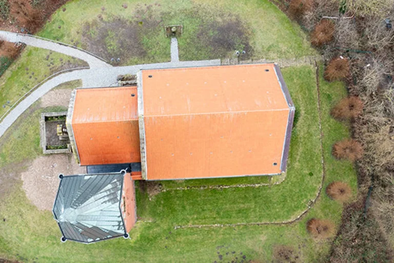Es sind die Dächer der ST.-Marien-Kirche und dem Pastorat, sowie dem Gemeindehaus von oben zu sehen