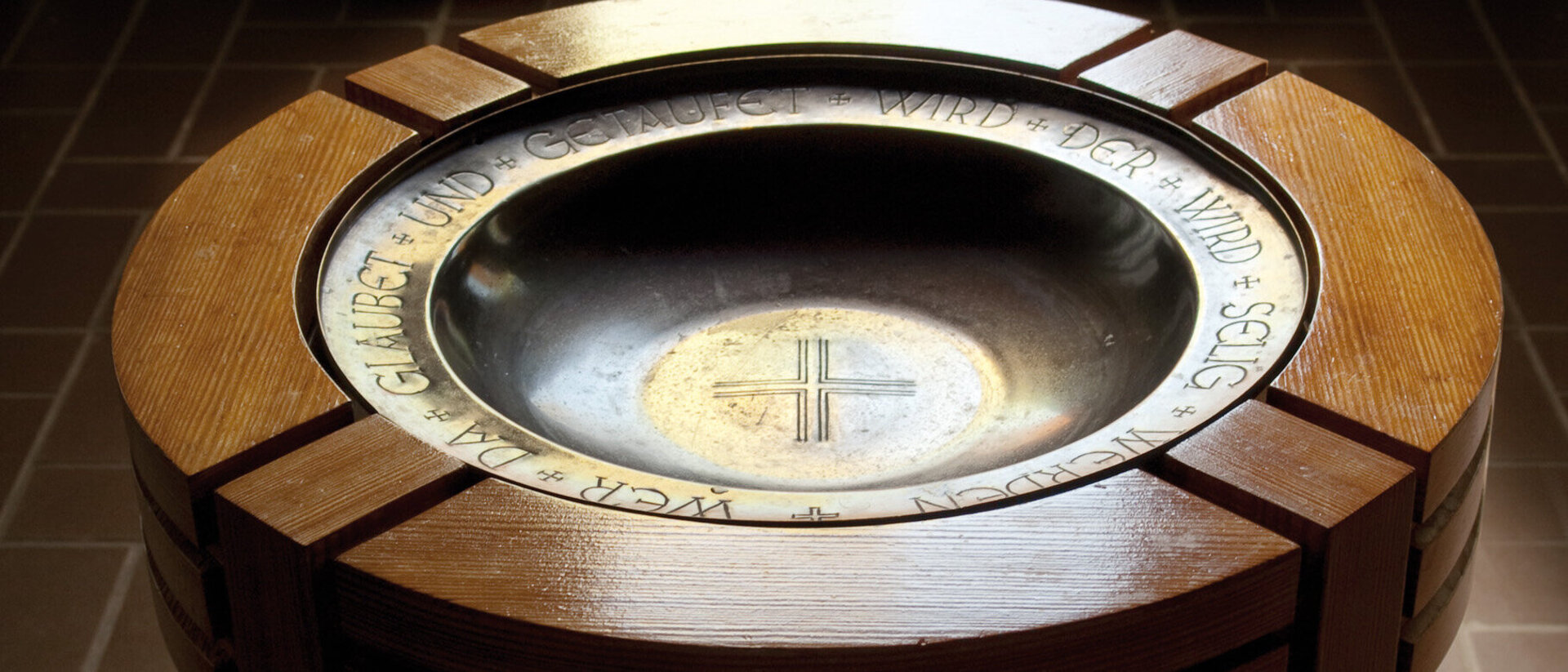 Nahe Ansicht des Taufbeckens in der Martin-Luther-Kirche Wentorf