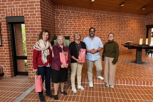 Der neue Vorstand für den Konvent der Mitarbeitenden v.l.n.r. Daniela Horn (Friedhofsbüro Lübeck Genin), Dr. Claudia Tanck (Kirchenkreisarchivarin), Susanne Wischendorf (Gemeindeassistentin Mariensprengel), Bernd K. Jacob (Friedhofsbeauftragter) und neu dabei Emma-Sophie Ludewig (Erzieherin und Sprachfachkraft Siebenbäumen) 
