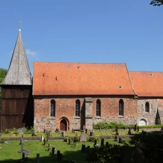 Außenansicht der Maria-Magdalenen-Kirche Mustin von der Seite