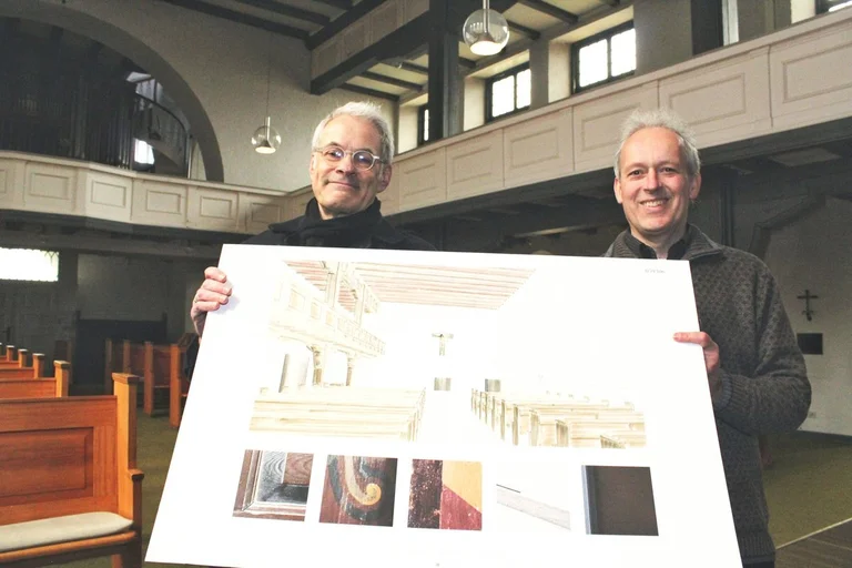 Zwei Personen zeigen ein Schaubild