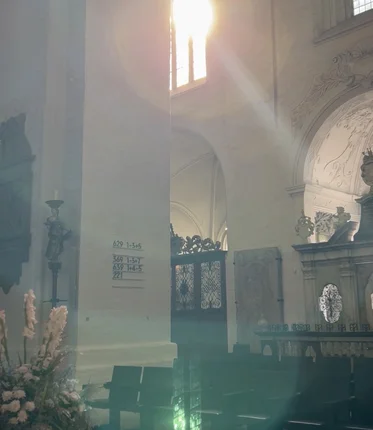 Sonne scheint durch ein Kirchenfenster