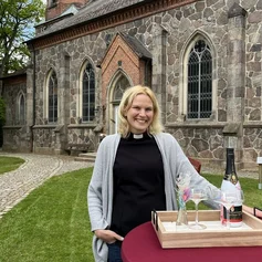 Pastorin Caroline Boysen vor St. Marienkirche