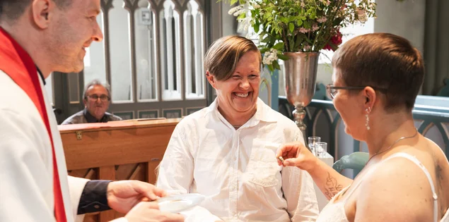 Pastor mit einem Paar in einer Kirche