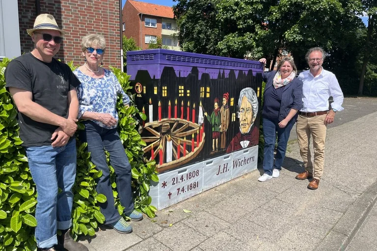 Menschen stehen an einem Stromkasten