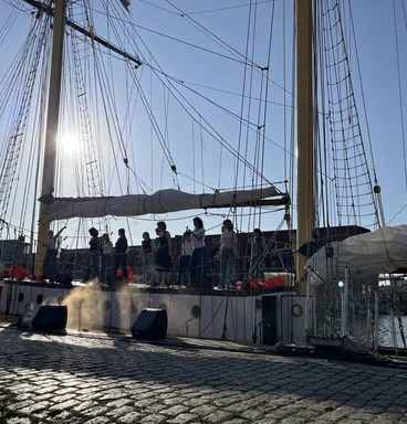 Menchschen auf einem Segelschiff. 