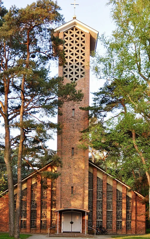 Hier sieht man den Eingang der Christuskirche in Geesthacht Düneberg