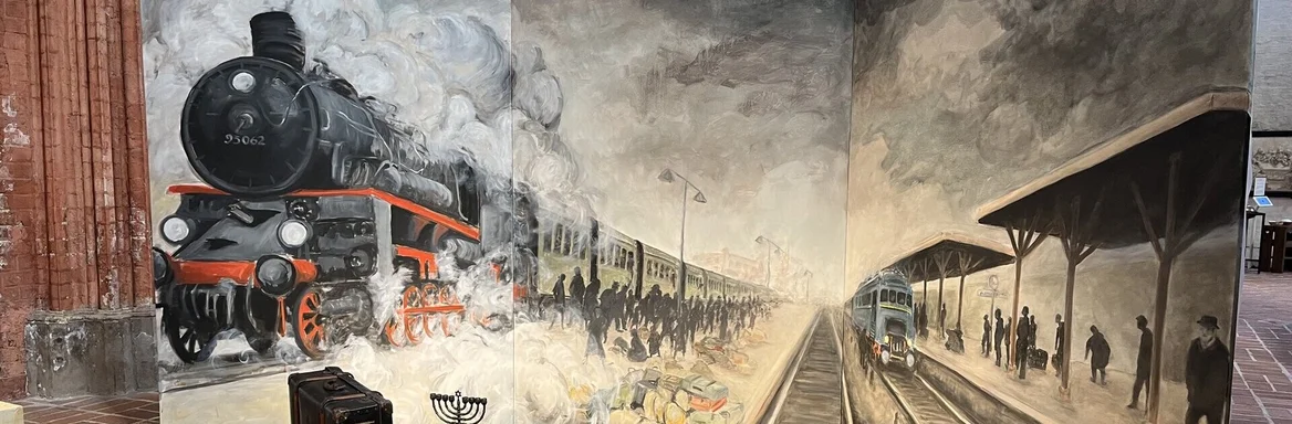 Großflächiges Gemälde eines Bahnhofs mit Gepäckstücken davor.