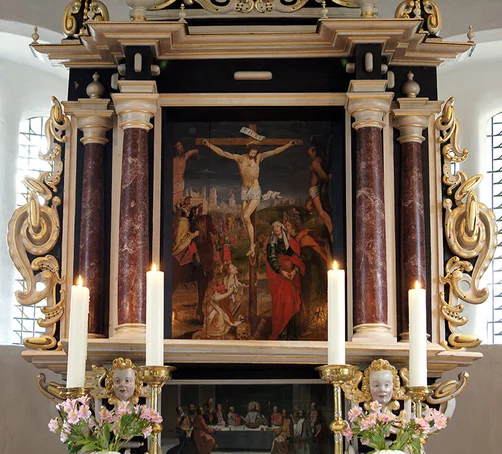 Blick auf den historischen Altar der St.-Laurentius-Kirche Ziethen