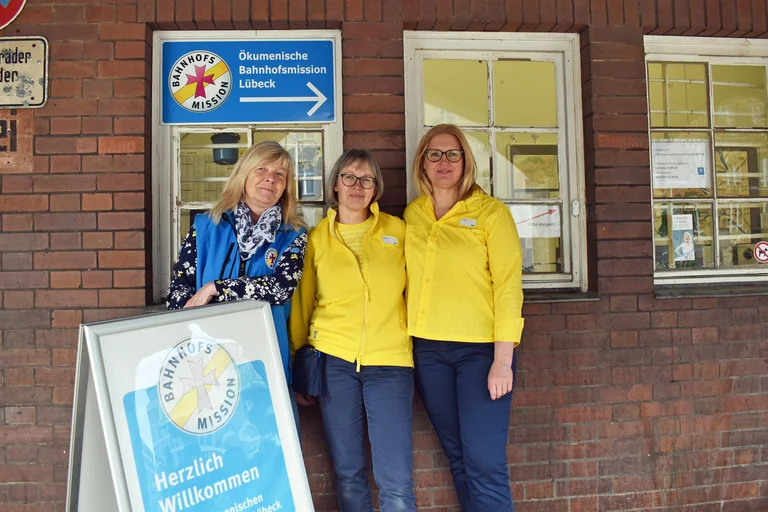 Drei Frauen vor einem Gebäude