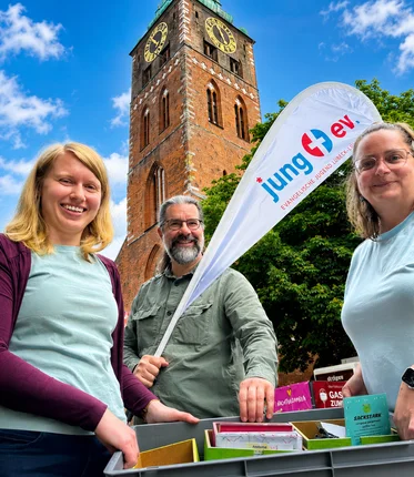 Menschen vor einer Kirche