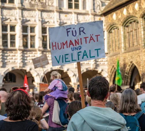 Schild mit der Aufschrift "Für Humanität und Vielfalt" bei einer Demo auf dem Marktplatz in Lübeck 