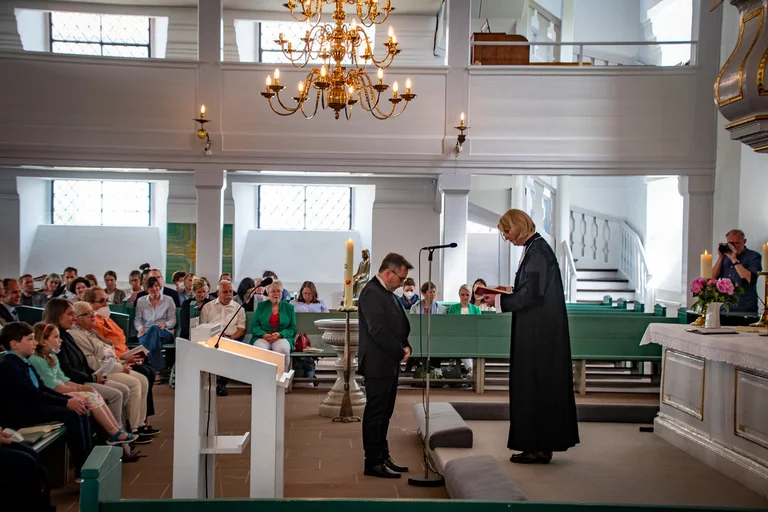 Einführungszeremonie in der Kirche