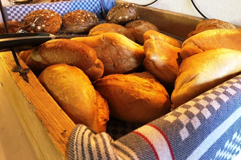 Knusprige Brötchen und gute Gespäche: Das gibt es bei der "Frühstücksplauderei".