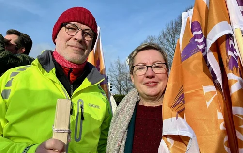 Demo gegen rechts, zwei menschen 
