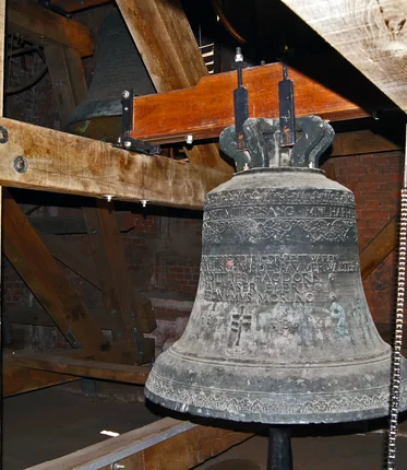 Eine Glocke an einem Metallgerüst