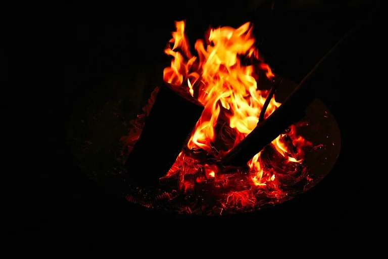 Lagerfeuer in der Dunkelheit