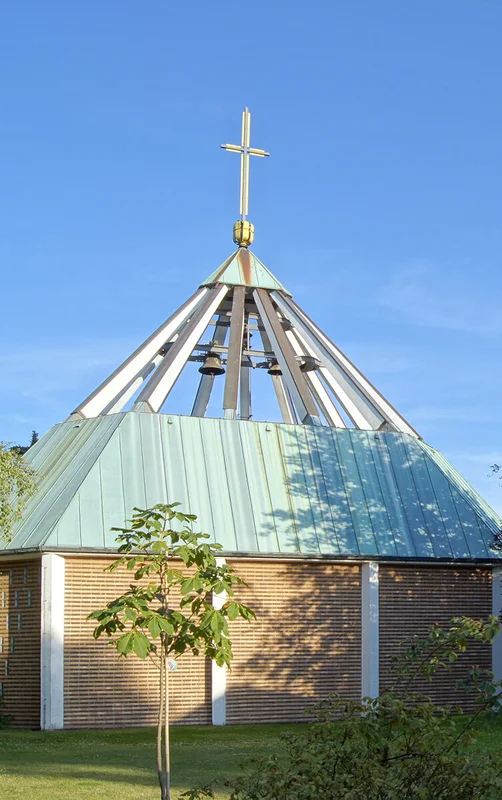 St.-Martin-Kirche in der Abendsonne, vorne kleiner Kastanienbaum, rechts Blutbuche